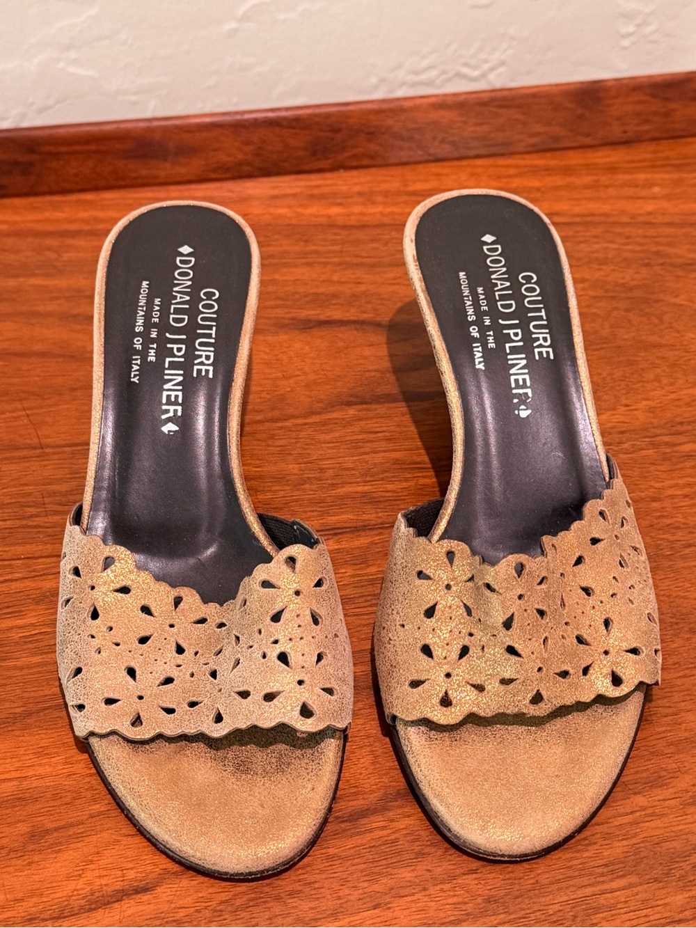 Donald J. Pliner Gold Floral Cut Slip-On Heels Shoes size 6